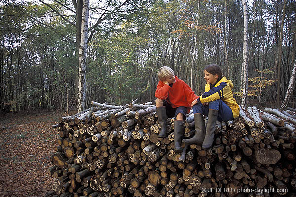 enfants dans les bois - children in a forest